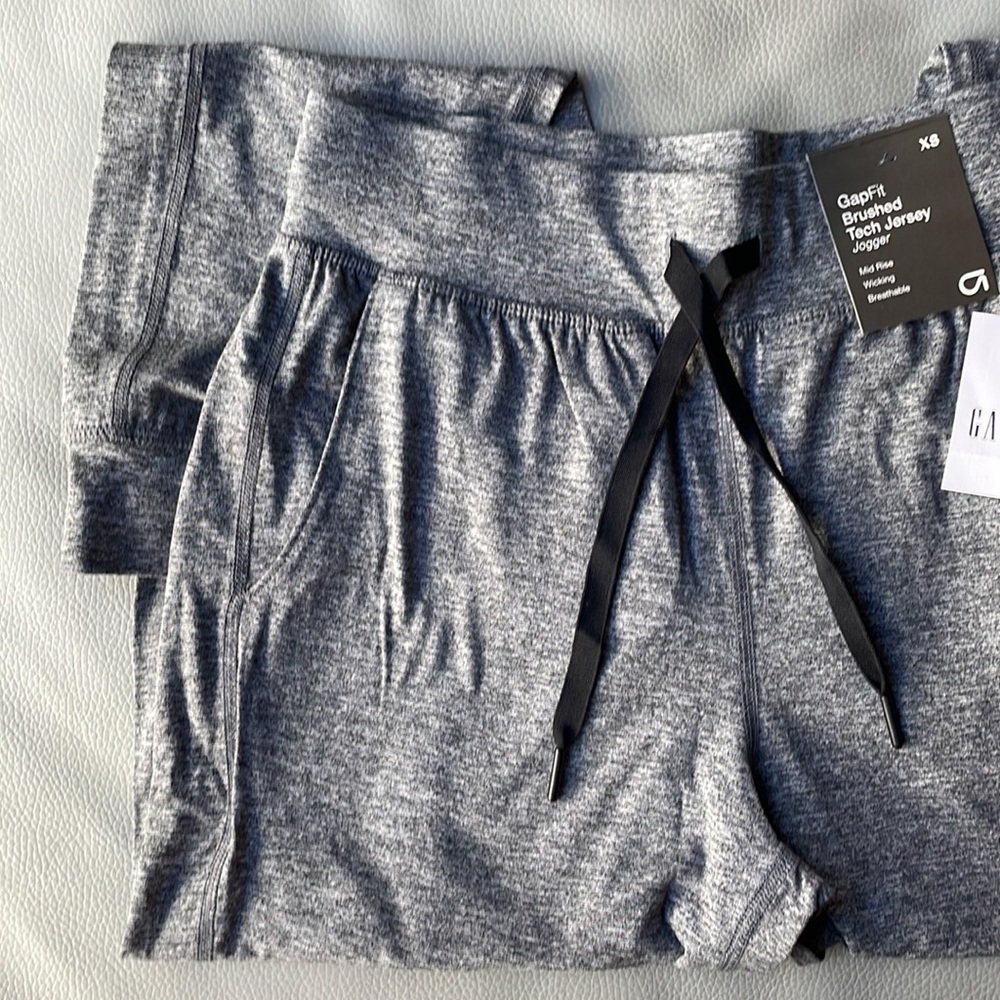 NWT - GapFit Brushed Tech Jersey Jogger - Picture 4 of 12